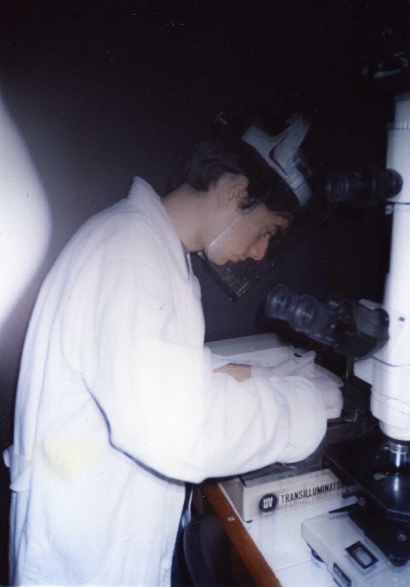 Salvador Mellado en el laboratorio, microscopio